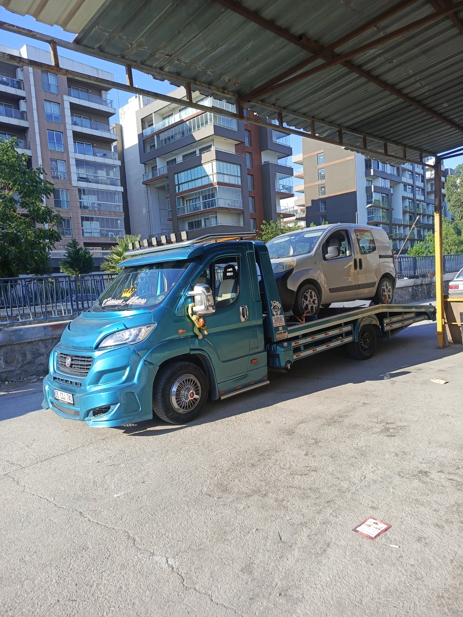 Hafif ticari araç taşıyan Çelikkaya oto çekici