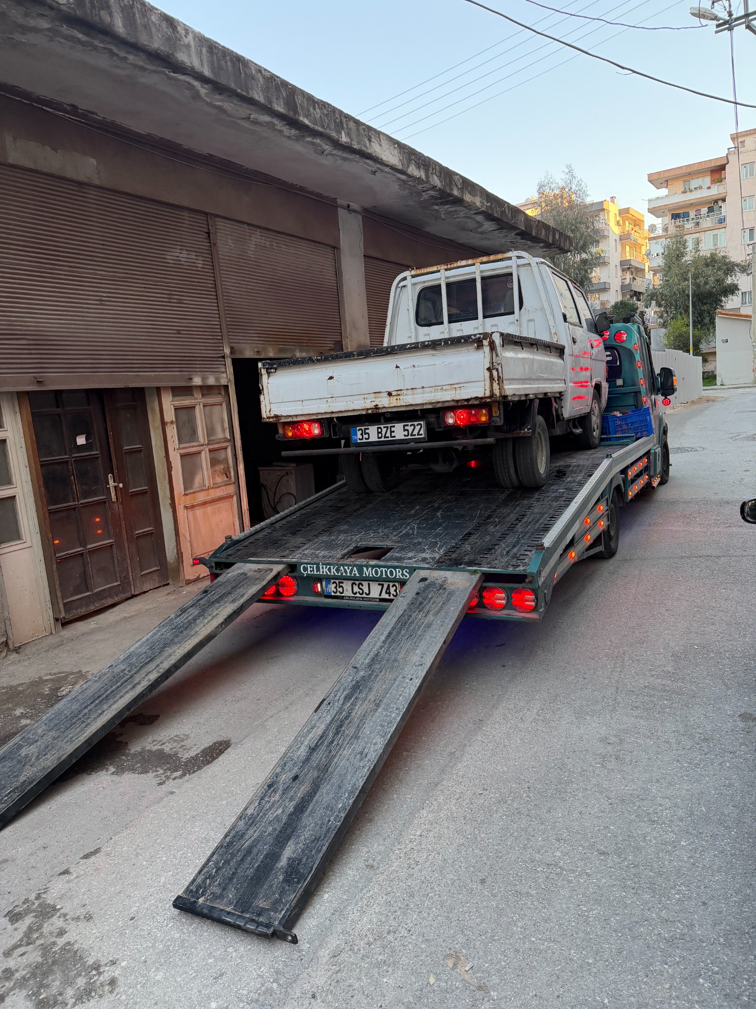 İzmir yol yardım hizmetinde çekici ile kamyonet taşıma