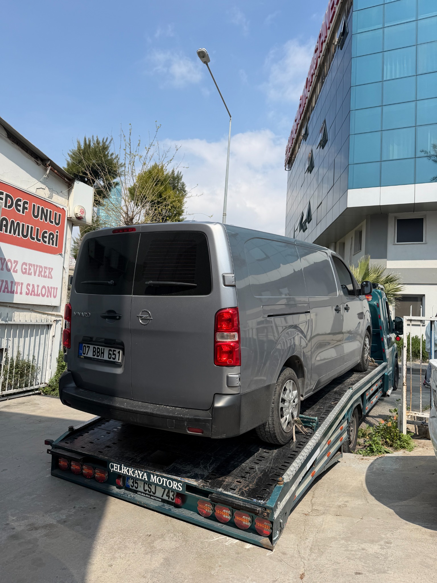 İzmir oto çekici üzerinde taşınan panelvan araç